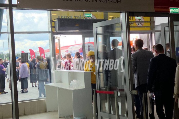 Участников «Иннопрома» срочно попросили покинуть выставочный центр Посетителей выставки «Иннопром» попросили покинуть «Екатеринбург-ЭКСПО» из-за приезда премьер-министра РФ Михаила Мишустина. Ближайшие четыре часа гостям предстоит быть вне павильонов. — Через громкоговоритель предлагают продолжить участие в выставке, но в конгресс-центре, — рассказал корреспондент Ura.Ru. Тем не менее большинство направилось к выходу.
