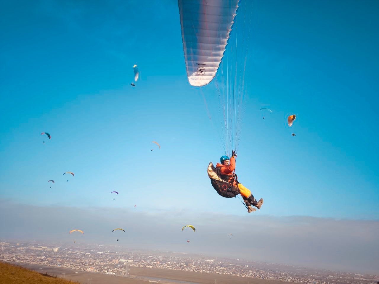 Дагестан принял чемпионат России по парапланеризму В окрестностях Избербаша завершился чемпионат России по парапланерному спорту в дисциплине точность приземления Соревнования собрали 36 участников из различных регионов России а также из Белоруссии Первые два места среди мужчин заняли отец и сын Сергей и Артём Сухорученко представлявшие Калининградскую область Третьим призёром стал Иван Звездин из Ленинградской области У женщин победу одержала Татьяна Добрынина из Калининградской области Серебряную медаль завоевала представительница Удмуртии Ангелина Дерягина а бронзу выиграла ещё одна спортсменка из Калининградской области Мария Волкова