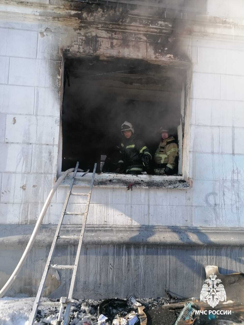 В Комсомольске-на-Амуре пожарные спасли 7 человек и домашних питомцев     Около полудня 11 января 2025 г. поступило сообщение о возгорании в жилом доме на улице Калинина в Комсомольске-на-Амуре. Оперативно на место вызова выехали подразделения пожарной охраны.    Загорание произошло в квартире на первом этаже на кухне. При помощи индивидуальных специальных устройств по лестничному маршу и с помощью трехколенной лестницы спасено семь человек, из них трое детей. Также огнеборцы вынесли на улицу нескольких домашних питомцев. Открытое горение ликвидировано в 12:18  хбр . Огнеборцы провели разборку и проливку в квартире, убедились в отсутствии скрытых очагов тления в деревянных перекрытиях. Для этого пришло вскрыть полоток и пол. Полностью пожар на площади 20 квадратных метров ликвидирован в 13:55. К его тушению привлекались 18 человек и 5 единиц техники.    Дознаватели МЧС России проведут проверку для установления причин случившегося.  МЧС России напоминает:  не оставляй без присмотра включенные бытовые электроприборы;    следи за исправностью электропроводки, не пользуйся поврежденными электроприборами, розетками;   не кури в постели, туши окурки в пепельнице;    эксплуатируй электроприборы согласно инструкции;  не используй самодельные обогреватели;   не включай в одну электророзетку сразу несколько мощных потребителей электроэнергии, не перегружай электросеть;    не пользуйся в помещении источниками открытого огня;    не оставляй без присмотра электронагревательные приборы.   При пожаре звони «101» или «112»!  #пожарные