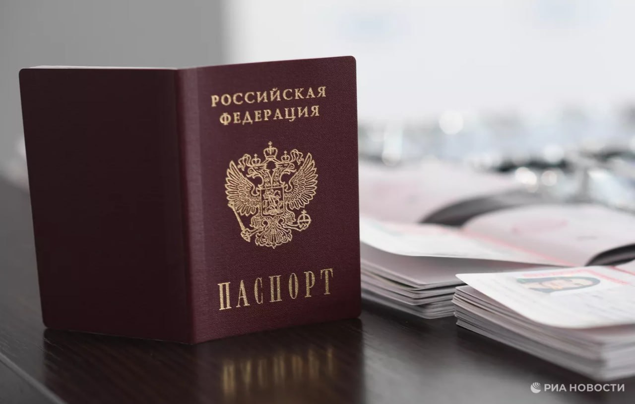 Российские ученые разработали искусственный интеллект, который сканирует 2,5 тыс разворотов паспорта за 20 секунд, рассказали РИА Новости в компании Smart Engines. Там отмечают, что за эти же 20 секунд квалифицированный оператор сможет обработать только один разворот. Новую технологию уже применяют банки и операторы сотовой связи в России, добавили в компании. : экономика / Все наши каналы
