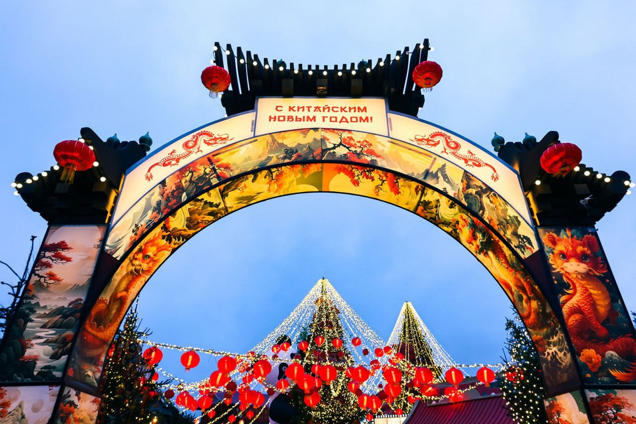 В этом году в Москве вновь отметят китайский Новый год Фестиваль пройдет с 16 февраля по 1 марта Из Китая в столицу приедут более 100 артистов которые представят китайскую оперу народные танцы акробатическое и боевое искусство а также проведут мастер классы Главными площадками праздника станут Манежная площадь и переход к площади Революции В Пекине же с 19 по 22 февраля состоится фестиваль Московская Масленица Гостей ждут народные гулянья с играми и хороводами ярмарка гастрономическая программа световые шоу и мастер классы Больше новостей в Daily News
