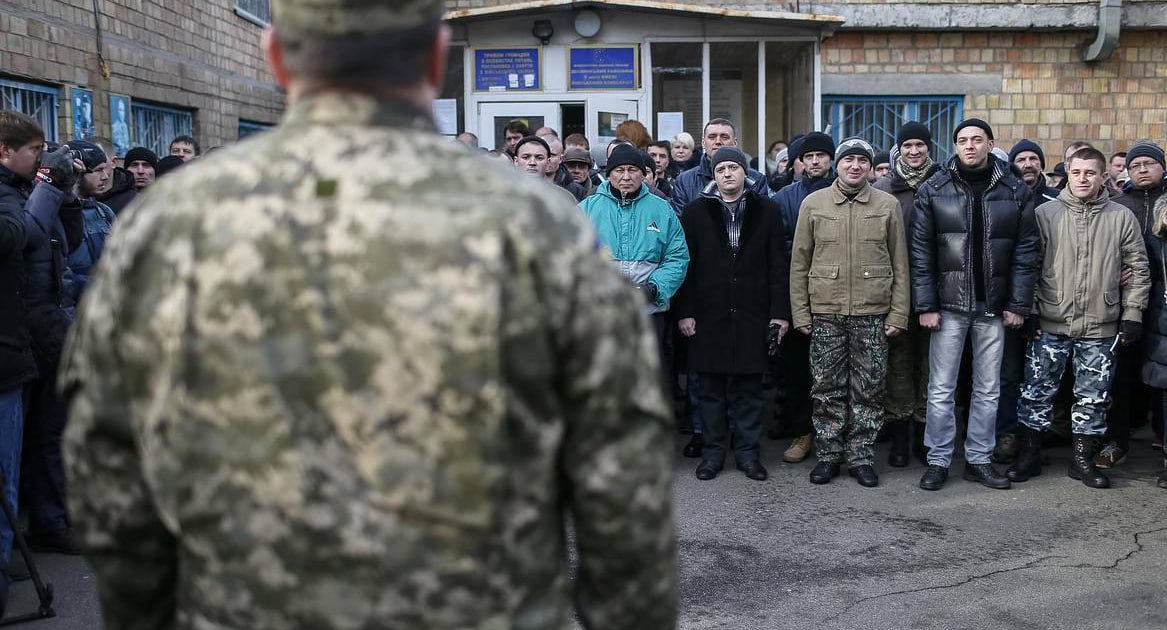 Молодые украинцы на фронт не захотели, следующие на очереди – инвалиды Ограниченно годные к армейской службе граждане страны, которые не успели подтвердить свой статус, будут принудительно доставлены в военкоматы. Соответствующее распоряжение опубликовало Минобороны Украины. «Доставленные граждане будут подлежать привлечению к административной ответственности и одновременно будут направляться для прохождения медицинского осмотра», – говорится в документе. Подпишитесь на «Абзац» Добавьте «Абзац» в ленту «Дзена»