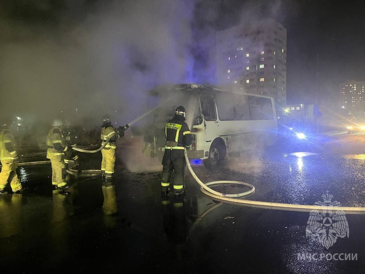 Сегодня вечером на проспекте Свердлова в Дзержинске загорелся автобус  Площадь пожара составила 12 квадратных метров.  Огнем уничтожен салон и подкапотное пространство.  Никто не пострадал.   По предварительной информации, причиной пожара стала неисправность систем, механизмов и узлов транспортного средства.     Подписаться   Написать нам