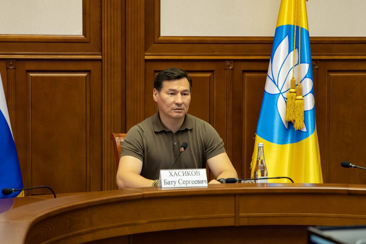 Председатель высшего наблюдательного совета Федерации кикбоксинга России Бату Хасиков высоко оценил значимость стартующего в Чебоксарах Кубка мира World Cup Diamond Это событие особого масштаба Для молодежи такие турниры огромный стимул Здесь они учатся бороться на равных с сильнейшими здесь закаляется их спортивный характер Это возможность для юных спортсменов показать себя на международной арене и почувствовать дух настоящего кикбоксинга приводит слова Хасикова пресс служба федерации В федерации выразили уверенность что XI World Cup Diamond станет важным шагом в развитии международного сотрудничества и укреплении позиций России как одной из ведущих стран в мировом кикбоксинге Соревнование состоится с 5 по 10 октября на базе спорткомплекса Волга Борьбу за награды поведут порядка 1200 юных спортсменов представляющих свыше 20 стран зарубежья Кубок мира будет проходить в рамках II Всемирных игр национальных видов единоборств в Чувашии телеграм канал Бату Хасикова