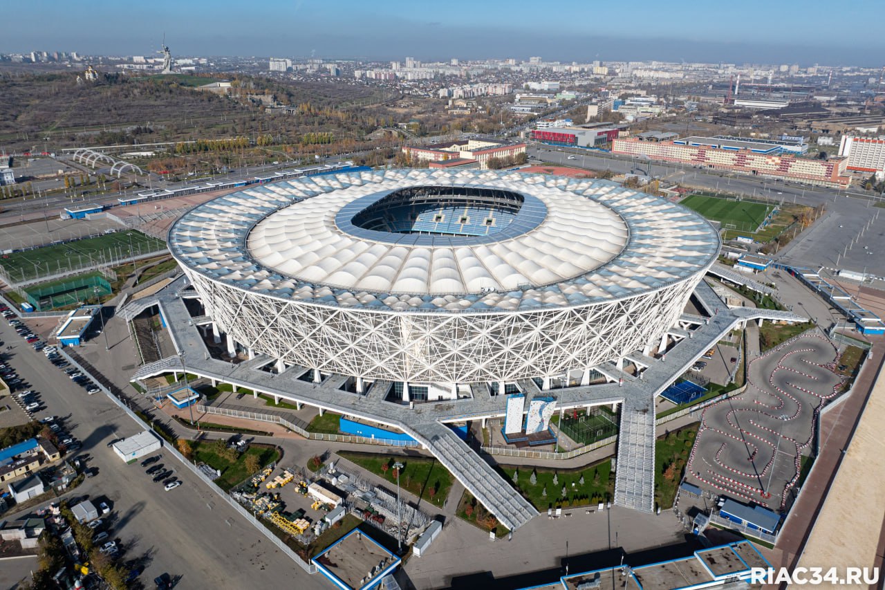 Завтра 24 ноября волгоградский Ротор проведёт последний домашний матч этого года На Волгоград Арене сине голубые встретятся с принципиальным соперником футбольным клубом Челябинск Матч обещает быть напряжённым обе команды имеют по 29 очков однако по дополнительным показателям Ротор уступает и занимает седьмую строчку Победа может изменить ситуацию и вернуть волгоградцев в борьбу за верхние позиции Однако встреча не обойдётся без потерь Из за дисквалификации игру пропустит Александр Хохлачёв набравший 4 жёлтые карточки Не будет на поле у кромки и главного тренера Дениса Бояринцева он получил красную карточку после эмоционального спора с арбитром в матче против Торпедо Тогда при счёте 0 1 судья не зафиксировал фол против Давида Давидяна что и спровоцировало вспышку недовольства тренера Перед игрой в 17 30 Александр Хохлачёв проведёт автограф сессию Стартовый свисток прозвучит в 19 00