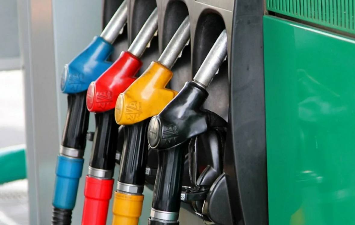 Топливный демпфер сдулся Нефтяные компании вместо запланированных на этот год 4 трлн рублей выплат по топливному демпферу получат из бюджета порядка 2,6 трлн рублей, сообщил министр финансов Антон Силуанов во время выступления в Госдуме. "По текущему году общий объем выплат по демпферу сократится до 2,6 трлн рублей, что на 1,4 трлн рублей ниже, чем изначально запланировано было в бюджете", – сказал Силуанов. Топливный демпфер расчитывается по специальной формуле, которая учитывает в том числе стоимость нефти на внешних рынках. Так как цена нефти в последние месяцы снизилась, то и объем выплат по демпферу также сократился. Демпфер изначально был создан, чтобы сгладить скачки цен на нефть, чтобы стоимость нефтепродуктов на внутреннем рынке оставалась стабильной. Силуанов заметил, что сейчас сложилась сбалансированная система взаимодействия с нефтяной отраслью. "С одной стороны мы много изымаем через ресурсные налоги, через НДПИ, через налогообложение, а с другой стороны мы действительно регулируем цены на нефтепродукты на внутреннем рынке, возвращая часть изъятых налогов", – добавил он. Министр также заметил, что его ведомствобудет рассматривать возможность на следующую трехлетку скорректировать уровнь цены отсечения нефти бюджетного правила, по которому средства выше определенного уровня перечисляются в ФНБ. "Мы вместе с депутатами Государственной думы при подготовке бюджетной политики будем обсуждать вопросы и базовой цены, и пополнения ФНБ, а это все связано с общим балансом бюджета. Непростой вопрос, но в рамках обсуждения бюджета на предстоящую трехлетку вместе с вами будем его решать", – сказал Силуанов. Напомним, что сейчас цена отсечения составляет $60 за баррель.