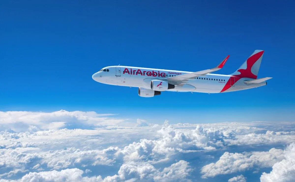 Air Arabia сняла зимнюю полетную программу из Сочи в Шарджу Рейсов арабского перевозчика нет в расписании с 26 октября Информацию Вестнику АТОР подтвердил источник в авиационной отрасли По его словам авиакомпания ссылается на технические причины Пассажирам предлагается возврат средств либо ваучер на перелет в течение года перевозчик планирует вернуться в Сочи в летнем сезоне 2026 года Представители туристического рынка говорят что дефицита авиаперевозки в ОАЭ из Сочи нет и с уходом Air Arabia не предвидится Рейсов в ОАЭ довольно много У нас например блоки на fludubai и Etihad сказали в Space Travel Однако туристы которые планировали перелет Air Arabia через Шарджу в Юго Восточную Азию действительно могут столкнуться с определенными сложностями особенно в части новогодних туров Альтернативные билеты на высокие даты могут быть дороже atorus