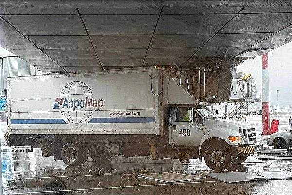 Спецавтомобиль поставщика бортового питания врезался в терминал аэропорта Пулково Спецавтомобиль поставщика бортового питания врезался в терминал аэропорта Пулково Об этом сообщает AVIA RU со ссылкой на данные пресс службы воздушной гавани Как рассказали в пресс службе аэропорта ДТП произошло по вине водителя спецавтомобиля Он не расчитал габариты и повредил часть обшивки здания терминала Инцидент не оказал влияния на операционную деятельность аэропорта Пострадавших нет заявили в пресс службе Пулково aviaru net n291137