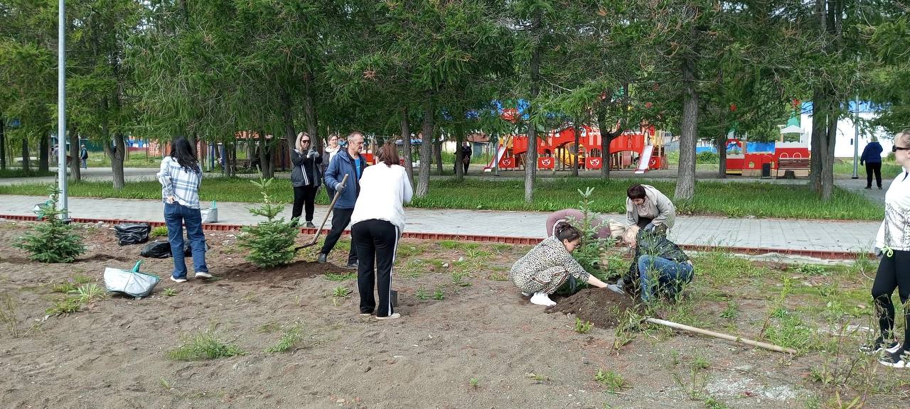 #маленькаякамчатка   В селе Тиличики высадили «Сад памяти». Деревья в память о предках сажали местные жители.   Сад памяти - это не просто зеленые насаждения, это памятник мужеству наших предков, отражение трудолюбия поколений, живших здесь ранее. Именно благодаря таким инициативам сохраняются важные страницы истории села, укрепляется чувство общности и преемственности поколений,  рассказали на странице муниципалитета в ВК.   Очень здорово, что такие традиции существуют. Деревьев, как и памяти о своих корнях, много не бывает.   ДОБАВИТЬСЯ В КАНАЛ I ОНЛАЙН-ЧАТ I ПРЕДЛОЖКА   РЕКЛАМА