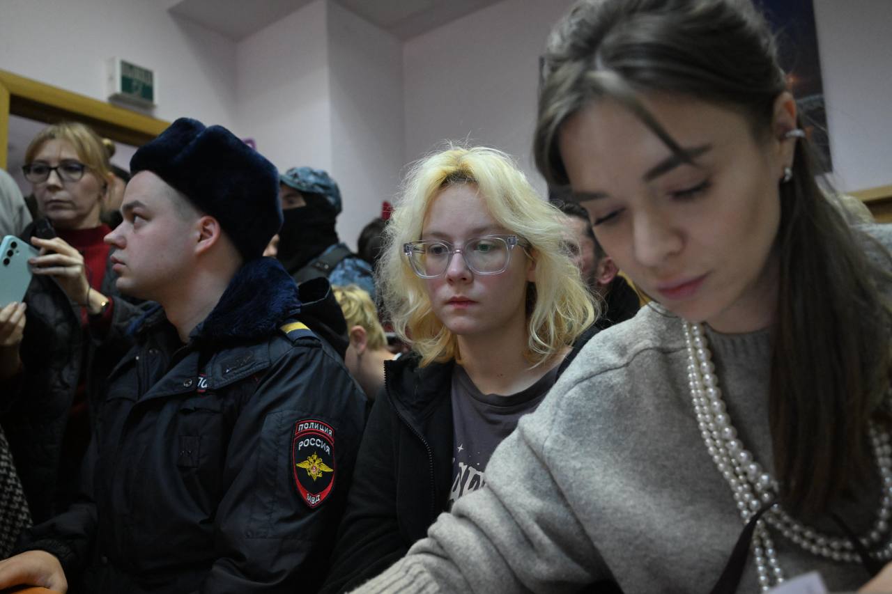 На Наоко составили еще один протокол об организации массового мероприятия ее оставляют на ночь в отделе полиции Об этом стало известно Медиазоне Сегодня уличную певицу после 13 суток в спецприемнике оштрафовали на 30 тысяч рублей по протоколу о дискредитации армии из за исполнения песни Монеточки Ты солдат Сразу после этого ее увезли из суда снова в 76 отдел полиции в Петербурге В отдел полиции девушке вызвали скорую помощь Как стало известно Медиазоне медики сделали ей укол в отделе после чего Наоко стало легче После этого на нее составили протокол об организации массового мероприятия без согласования с властями из за исполнения песен на улицах Петербурга Детали протокола пока неизвестны Также на выходе из спецприемника вчера был задержан гитарист группы Stoptime Александр Орлов на него тоже составили второй подряд протокол о проведении мероприятия без согласования с органами власти Фото Медиазона Ваша регулярная поддержка позволяет нам выжить и говорить о том что происходит в России donate zona media