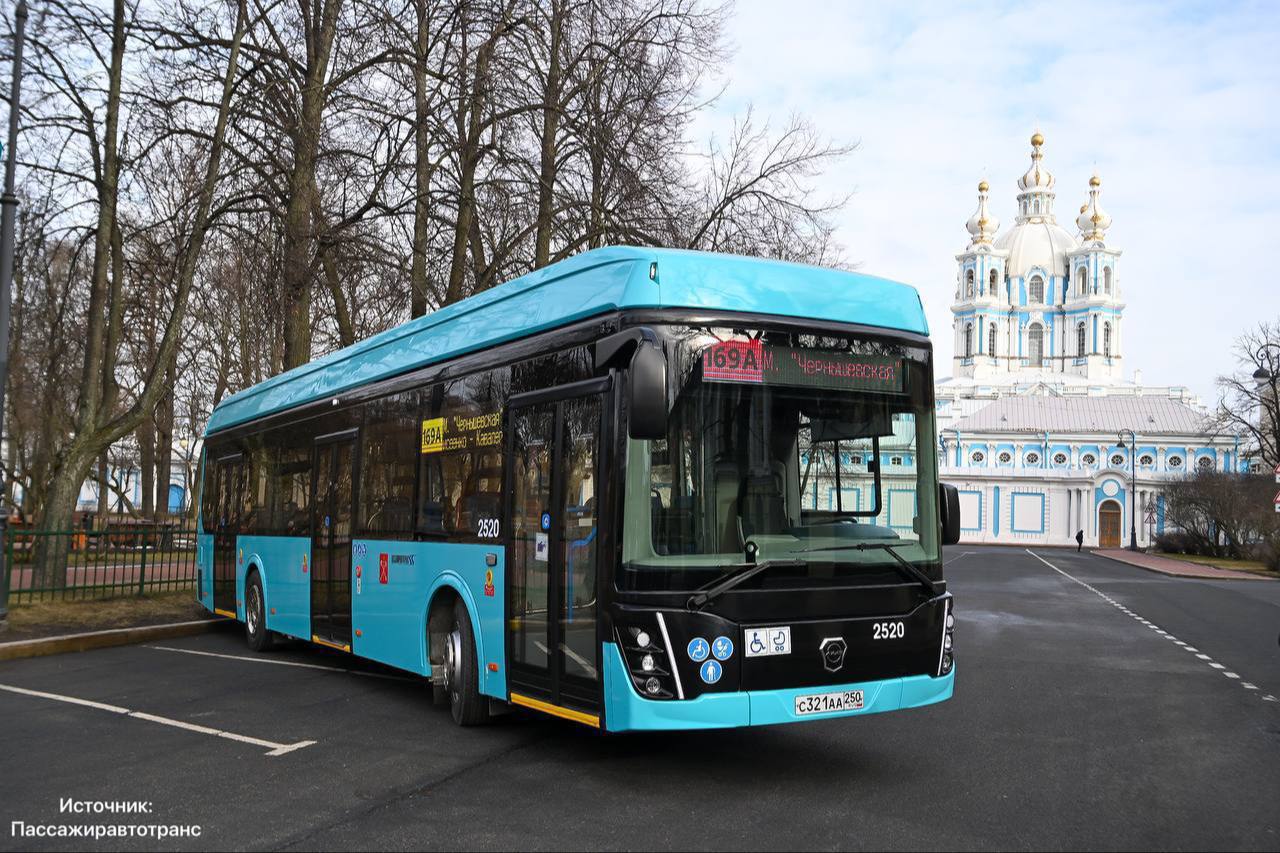 В Петербурге закупают ещё 60 новых электробусов большого класса. Каждый обойдётся примерно в 50 миллионов. Это должен быть электробус длиной не более 12,5 метра, вместимостью не менее 70 человек. Запас хода на полной зарядке, как и в предыдущей закупке, должен составлять не менее 240 км. Всего в городе работает 36 электробусов. Смольный заявлял, что в 2025 году на линию выведут 100.