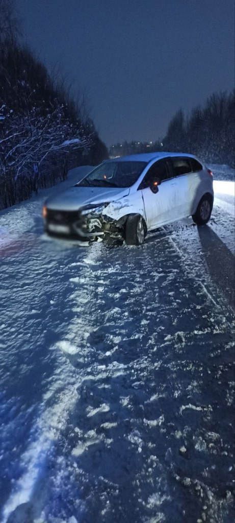 Три человека включая двоих детей пострадали в ДТП под Ижевском 5 января в Завьяловском районе Удмуртии произошло ДТП с участием двух легковых автомобилей По предварительной информации Госавтоинспекции МВД по республике трое человек получили травмы Инцидент случился около 16 20 на 4 м километре автодороги Окружная Ижевска в направлении Ягула По предварительным данным водитель автомобиля Lada XRAY не справился с управлением и выехал на полосу встречного движения где совершил лобовое столкновение с автомобилем Nissan Tiida Фото пресс служба Госавтоинспекции МВД по республике Подписаться на нас Telegram MAX