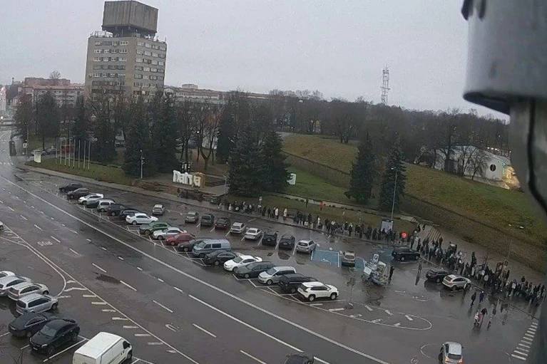 На границе с Эстонией перед новогодними праздниками скопились огромные очереди из желающих попасть в Россию Как сообщают очевидцы ожидание в очереди может занять несколько часов В этой ситуации предприимчивые жители Нарвы начали занимать места у КПП с 2 3 ночи задолго до открытия пограничного пункта А потом они продают свои места тем кто планирует реально попасть в Россию Вокруг этого бизнеса разгорелся нешуточный спор в чате посвящённом ситуации на границе Кто то считает что 50 евро стоят дороже стояния 8 часов на холоде могут и сами постоять Но мы же не возмущаемся когда идем к платным врачам чтобы не ждать 2 недели по полису В Нарве уже давно такая ситуация ночью очередь уменьшается остается обычно минимальный состав из держурных по смене Это люди сами договариваются между собой кто и сколько будет держать очередь Те кто к утру приходят должны быть готовы к этому готовы и принимать это как нормальную ситуацию написал местный житель Но другие уверены что хаос с покупкой мест только увеличивает количество конфликтов в и без того накаленной очереди Кадр из видео Читай нас в MAX Подпишись на Комсомольскую правду СПб