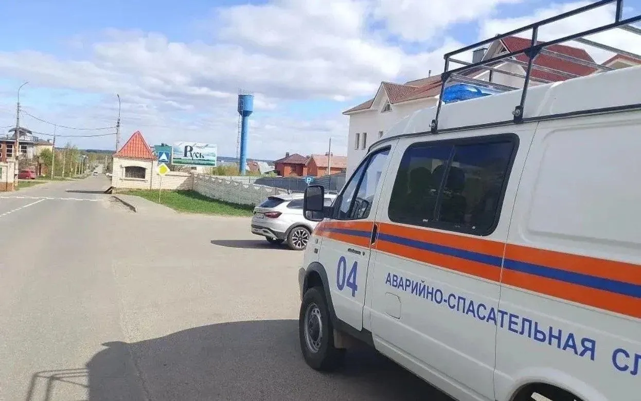Более 300 домов остались без газа в поселке под Ижевском В коттеджном поселке Русь д Хохряки Завьяловского района обнаружена утечка на газопроводе Как сообщили в пресс службе АО Газпром газораспределение Ижевск без газа на время аварийно восстановительных работ остались жители более 300 домов Специалисты устраняют причины утечки после чего проведут опрессовку газопровода и повторный пуск газа