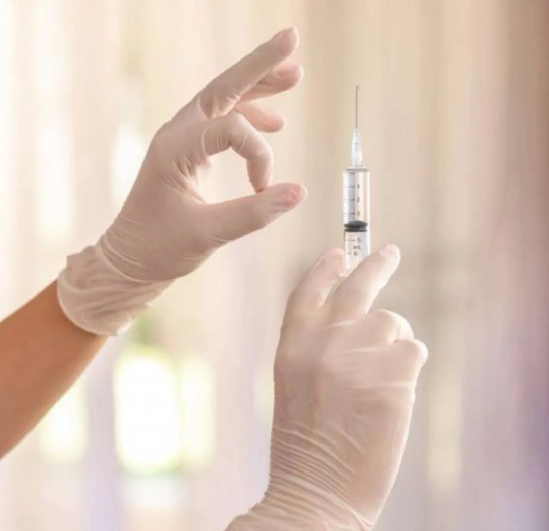 У первого пациента после введения новой вакцины против меланомы заметили небольшие изменения в работе иммунной системы Но основные результаты ожидаются позже так как впереди ещё несколько процедур В будущем такие препараты хотят включить в программу бесплатной медпомощи по ОМС Эй Питер