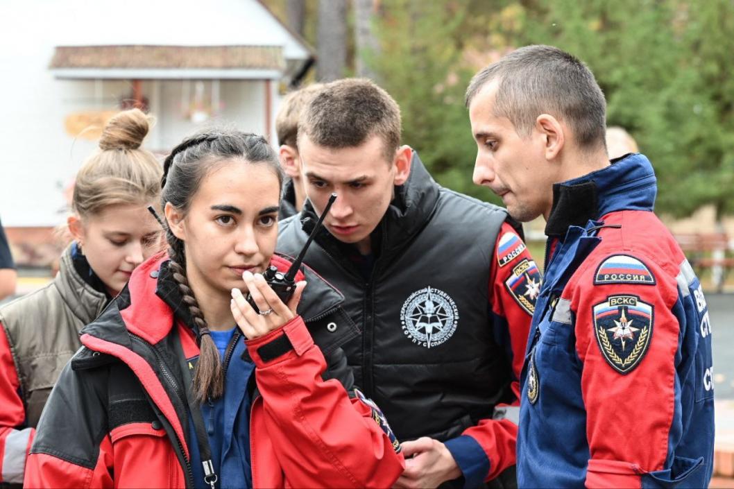 Около 250 добровольцев из всех 89 регионов страны примут участие во Всероссийском слете волонтеров "Менее года назад губернатор подписал соглашение о взаимодействии с Национальным центром помощи. Мы уже ощутили на себе всю полезность. Это полноценная школа, необходимая каждому. Такой одномоментный сбор волонтеров и представителей профессиональных служб – это уникальная практика, которую мы отработаем на примере нашего региона и предоставим все условия коллегам, чтобы максимально реализовать их программу", – поделился заместитель губернатора Тюменской области Алексей Райдер на пресс-конференции в совместном пресс-центре информационных агентств "Интерфакс" и "Тюменская линия" 19 мая. Центр реализует программу по обучению волонтеров - участников поисково-спасательных операций по розыску пропавших детей с 2018 года. Всю теорию участники закрепят на практике, а экзаменом по пройденному материалу станет масштабный учебный поиск пропавшего человека в условиях максимально приближенным к реальности. Соглашение о сотрудничестве между Тюменской областью и Национальным центром помощи детям заключено в декабре 2024 года.