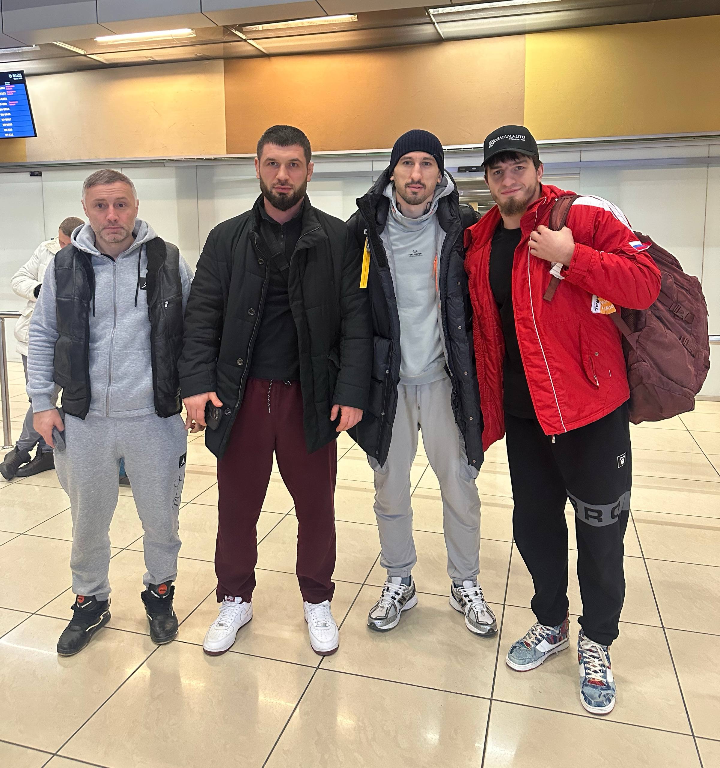 Претендент на титул чемпиона RCC в среднем весе Армен Петросян прилетел в Екатеринбург 12 числа Супермен выйдет в клетку против звезды нового поколения Владислава Белаза Завтра парни сойдутся лицом к лицу на медиа конференции Вообще эти две недели будет насыщенными будем держать в курсе