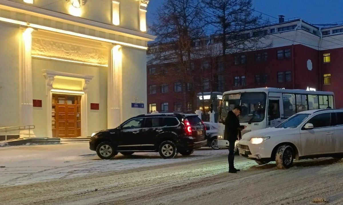 В Карелии наказан высокий чиновник который не помог людям Три административных дела завела прокуратура Карелии на чиновников Их наказали за плохое решение проблем людей правда нестрого Как сообщает прокуратура республики дела завели в отношении заместителя карельского министра природных ресурсов и экологии а также врио руководителя Балтийско Арктического межрегионального управления Росприроднадзора По данным надзорного ведомства высшие чиновники провели недостаточные проверки по обращениям людей Также госслужащие по оценки прокуратуры не приняли мер для решения проблем пожаловавшихся Суды оштрафовали чиновников на пять тысяч каждого Должны ли они теперь исправиться и помочь людям получше не известно Кого именно из Минприроды Карелии наказали не сообщается в ведомстве четыре заместителя Источник
