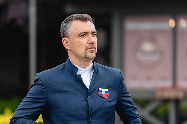 Бывший министр по молодежной политике РТ Дамир Фаттахов станет главой Бугульминского района Об этом сообщило «Бугульма Информ». По информации издания, его представят на встрече депутатов города 28 мая. Фаттахову 46 лет, он был министром по делам молодежи РТ с 2018 по 2021 год, затем до 2024 года работал заместителем руководителя Росмолодежи. • Фаттахов работал в Росмолодежи под руководством Ксении Разуваевой. Недавно у нее прошли обыски — силовики считают, что она помогала своему отцу в мошенничестве: мужчину обвиняют в хищении нескольких миллионов рублей под видом работы благотворительного фонда. Подписаться Поддержать Написать нам