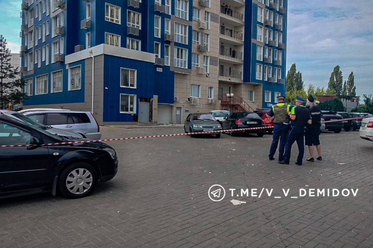 Утром, в 6:19, беспилотник ВСУ атаковал многоквартирный дом в Белгороде. Удар пришелся на секции в районе 17-19 этажей  Главное - по предварительной информации никто не пострадал!  Повреждены 10 квартир  в основном остекление , облицовка фасада на уровне 3-х этажей, 24 припаркованных автомобиля.  Все оперативные службы прибыли на место. Начинают работу управы - их задача составить стартовые акты, чтобы строители могли приступить к восстановлению повреждений.  По всем вопросам звоните 112.