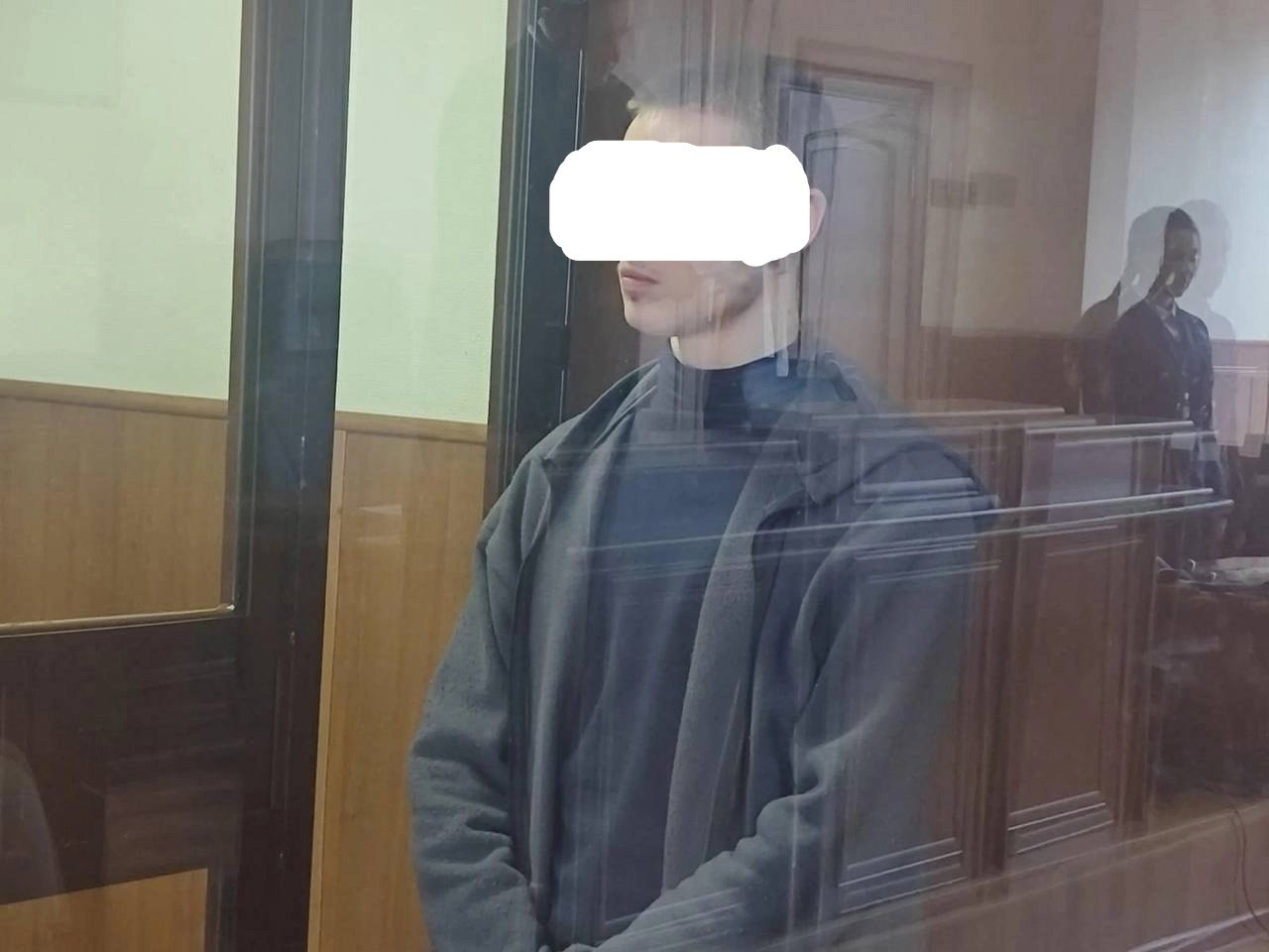 19-летнего студента осудили за убийство новорожденного ребенка Архангельский областной суд приговорил к 17 годам строгого режима юношу, который помог своей возлюбленной – подростку избавиться от родившегося у нее в туалете торгового центра малыша. Также архангелогородец признан виновным в развратных действиях, изготовлении и распространении порнографических материалов среди несовершеннолетних, половых преступлениях, сообщает РИА Новости. Суд установил, что в августе 2023 года школьница родила ребенка в туалете торгового центра. Она завернула его в свою одежду, сняла на видео и отправила запись предполагаемому отцу ребенка. Юноша приехал в торговый центр и предложил унести младенца в безлюдное место. За трубами теплотрассы, в лесополосе они оставили новорожденного на земле. Ребенок умер. Источник: РИА Новости