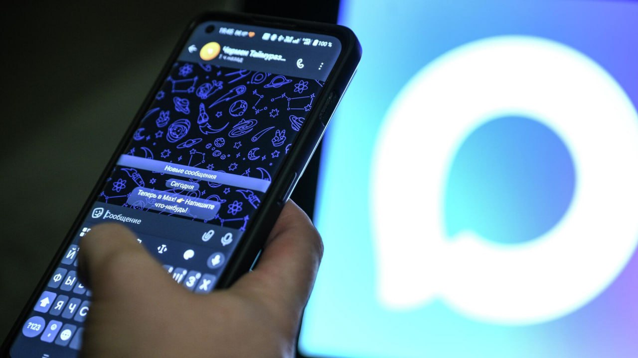 Звонки и сообщения в МАХ с 5 ноября стали доступны жителям Армении Возможность общаться в мессенджере MAX появилась с 5 ноября у жителей ряда стран СНГ включая Армению сообщила пресс служба MAX Для общения с пользователями из стран Содружества необходимо чтобы номера собеседников были добавлены в списки контактов В случае если пользователи не находятся в списках контактов друг друга то один из собеседников может отправить ссылку приглашение Добавление номера собеседника в списки контактов необходимая мера для сохранения в МАХ безопасного и доверенного формата общения Это позволит продолжить эффективно бороться с мошенниками исключить спам рассылки и обеспечить дополнительную защиту данных пользователей Для регистрации в МАХ необходимо скачать приложение выбрать страну и ввести номер телефона Для завершения регистрации останется ввести проверочный код из SMS и предоставить согласие на синхронизацию контактов Усилить безопасность аккаунта можно с помощью двухфакторной аутентификации включить ее можно в разделе профиля Приватность MAX российский мессенджер и цифровая платформа пользовательских сервисов В МАХ доступны аудио и видеозвонки чаты голосовые сообщения отправка больших файлов денежные переводы в тестовом режиме работают информационные каналы В платформу интегрированы бизнес сервисы в формате мини приложений и чат ботов позволяющие решать повседневные задачи пользователей Приложение доступно для скачивания на официальном сайте и в магазинах приложений в мобильной десктопной и веб версиях alphanewsam Подписка на Alpha News ВК Дзен Сайт TikTok Facebook Instagram YouTube X twitter