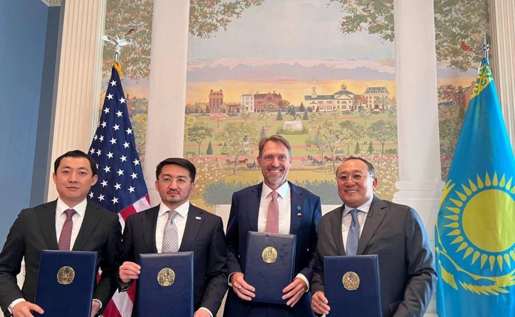 Казахстан закупит электрические самолеты eVTOL на сумму почти 300 млн для создания системы аэротакси в новом городе Алатау Об этом сообщила пресс служба казахстанского министерства искусственного интеллекта и цифрового развития Покупка электрических eVTOL самолетов станет важным этапом в развитии умных городов и внедрении инновационных технологий Данная мера окажет влияние на развитие города Алатау в качестве уникального города с продвинутыми технологиями будущего заявил министр искусственного интеллекта и цифрового развития Жаслан Мадиев eVTOL electric vertical take off and landing самолет вертикального взлета и посадки работающий на электроэнергии Благодаря его способности садиться и взлетать вертикально а также зависать в воздухе аппарат рассматривают в качестве решения для осуществления пассажирских и грузовых перевозок в городских условиях Картина дня в телеграм канале РБК