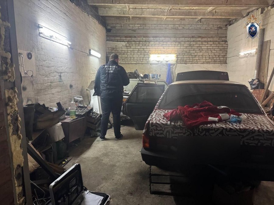 В Железногорске погибли четыре человека в гараже В одном из гаражей на территории ГСК города Железногорска Курской области произошла трагедия Там найдены тела четверых погибших двое юношей и две девушки в возрасте от 20 до 28 лет Предварительно молодые люди отравились угарным газом Как сообщил губернатор Александр Хинштейн на месте работают оперативные службы Информация уточняется По данным следственного управления СК РФ по Курской области двое 20 летних парней и две девушки в возрасте 22 и 28 лет распивали спиртное в автомобиле в закрытом помещении гаража Двигатель машины был включен Вечером 14 ноября их тела обнаружил собственник гаража Тела направлены на экспертизу Проводится комплекс мероприятий для установления всех обстоятельств произошедшего Фото СУ СК РФ по Курской области