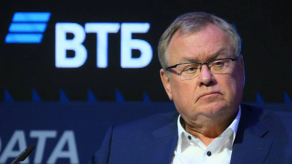 ВТБ сейчас находится в процессе завершения продажи девелопера Галс глава банка Андрей Костин Он напомнил что банк уже продал несколько гостиниц и ведет переговоры о продаже доли в аэропорту Санкт Петербурга Пулково Также ВТБ продает предприятия по производству меди в Армении В начале апреля ВТБ заявил что планирует продажу своих девелоперских активов Затем Страна Девелопмент выступила что заинтересована в покупке Донстроя Справочно По данным Всeостройке pф Галс Девелопмент занимает 30 е место в Москве по объему текущего строительства жилья