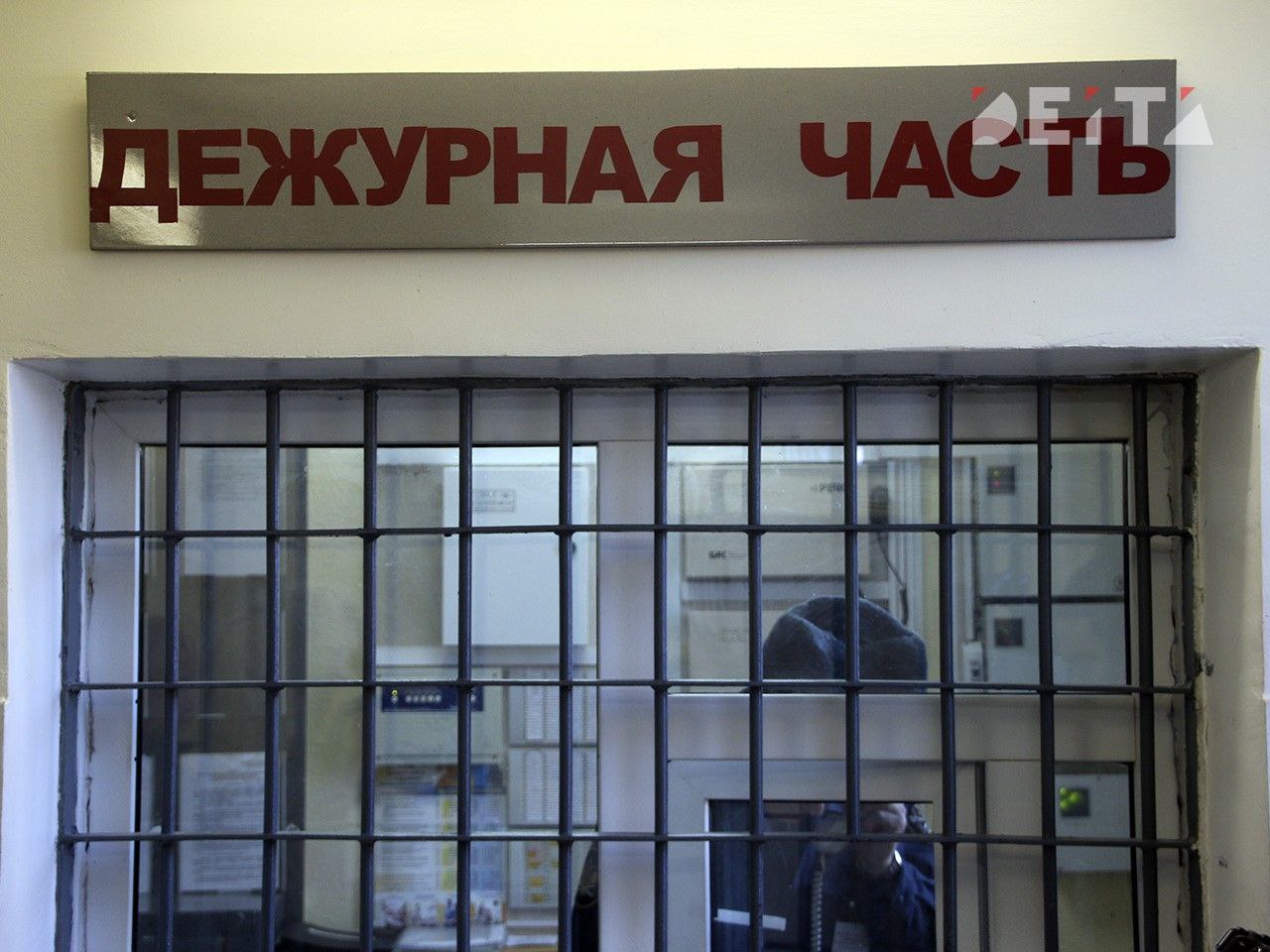 Уголовное дело возбуждено по факту погрома автомобилей во Владивостоке 17 летнему юноше разгромившему несколько машин во дворе ЖК Изумрудный на улице Майора Филипова теперь грозит реальный срок Прокуратура признала законным возбуждение уголовного дела за умышленное повреждение чужого имущества из хулиганских побуждений Подростку который вместо центра временного содержания может отправиться в воспитательную колонию вменяют пьяный дебош и порчу кузовов и зеркал припаркованных авто Свой поступок парень объяснил ссорой с приятельницей после скандала он вышел на улицу нетрезвым и решил выместить злость на чужом имуществе Родителей юноши уже оштрафовали за неисполнение обязанностей по воспитанию также семье пришлось компенсировать автовладельцам материальный ущерб в размере 8 тысяч рублей Deitaru