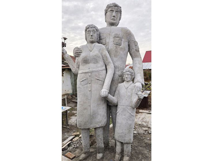 Жители уральского городка Троицка против размещения памятника Семья солдата СВО Его создал местный пенсионер скульптор самоучка Мужик отдавал администрации памятник бесплатно но мэр спросил мнение народа 70 жителей идею зарубили Кто то отметил что глядя на такую красоту семьи участников СВО могут и обидеться