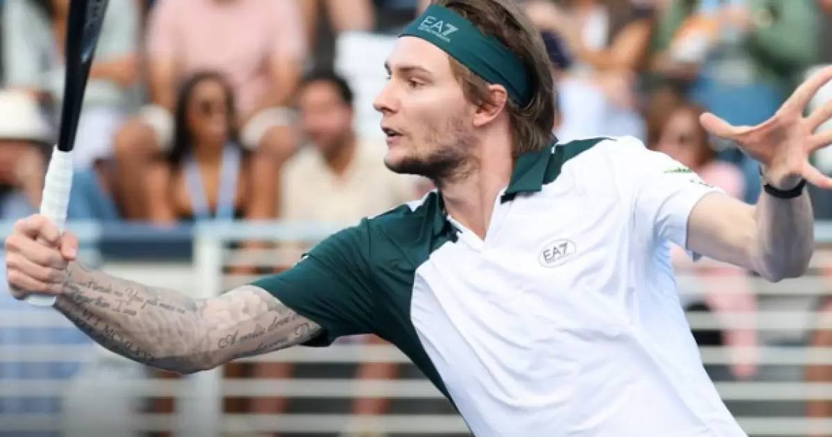 Александр Бублик разгромил австралийца на US Open 28 августа в Нью Йорке 28 летний казахстанец встретился с австралийцем Тристаном Скулкейтом который занимает 96 е место в мировом рейтинге ATP Детали Бублик завершил матч в трех сетах 6 3 6 3 6 3 Встреча продолжалась 1 час 45 минут и прошла под полным контролем казахстанского теннисиста Александр Бублик отметился 16 эйсами и допустил шесть двойных ошибок Он реализовал четыре из шести брейк пойнтов Подробнее на сайте Ulysmedia kz t me ulysmediatg