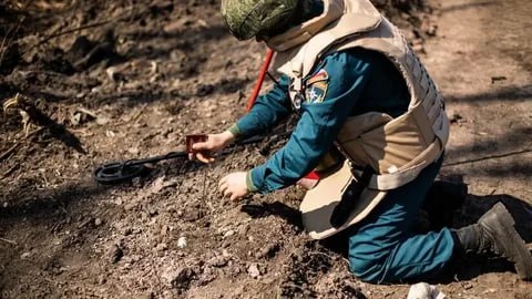 Саперы занимаются разминированием территории луганского аэропорта Об этом сообщил министр инфраструктуры и транспорта ЛНР Альберт Апшев   Проект реконструкции аэропорта включен в нацпроект Эффективная транспортная система и запланирован на 2028 2030 годы