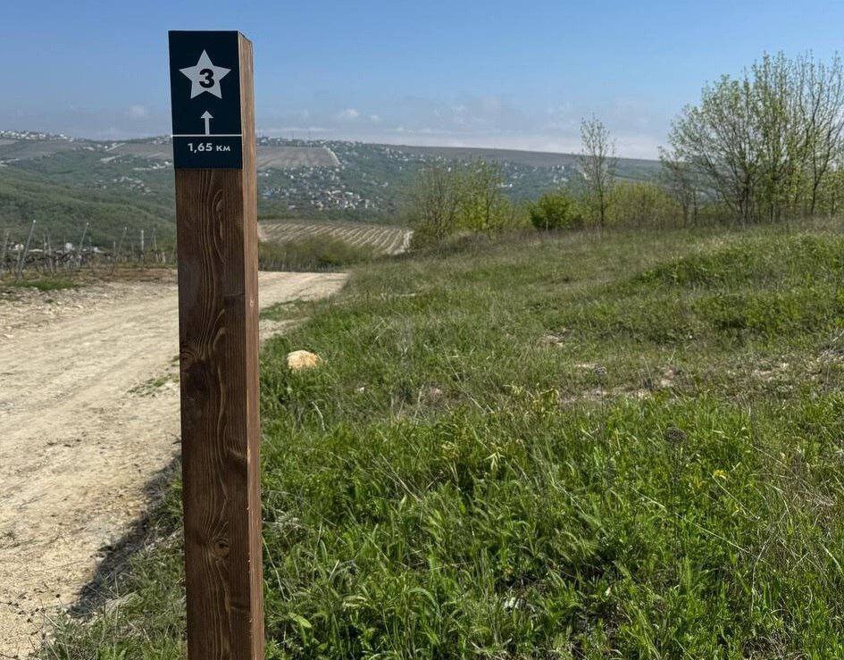 В Краснодарском крае действуют более 50 патриотических туристических маршрутов Всего в России сформировано свыше 140 турмаршрутов по местам воинской славы в 51 регионе страны. – Постепенно так называемые «маршруты Победы» становятся местами притяжения для детей, молодежи и старшего поколения. Все наши проекты разрабатываем и формируем в регионе. Далее они проходят оценку Агентства стратегических инициатив по продвижению новых проектов и Минэкономразвития России. Интерес к патриотическому туризму обеспечивает рост турпотока. Экскурсии позволяют погрузиться в историю города или территории, связанной с Великой Отечественной войной. Музейные объекты сочетаются c ландшафтными достопримечательностями, что в комплексе составляет комфортное для посещения пространство и одновременно способствует сохранению исторической памяти, – рассказал врио министра курортов, туризма и олимпийского наследия Краснодарского края Михаил Зарицкий.
