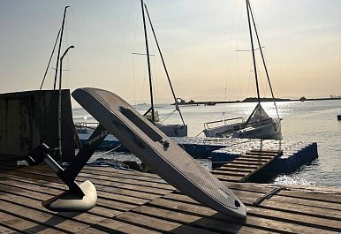 Первую на Дальнем Востоке сеть проката электройфойлов запустят в Приморье Компания ООО «Флайдер РУС» в статусе резидента свободного порта Владивосток реализует проект по созданию в Приморье сети проката электрофойлов - высокотехнологичных досок для «полетов» над водой. Услуги по прокату уже доступны для жителей и гостей Приморского края. В проект вкладывается 65,6 млн рублей, создается 85 рабочих мест. Первая точка открыта во Владивостоке. В течение 10 лет планируется открыть 12 точек проката в ключевых локациях, включая популярные пляжи и туристические зоны. Электрофойлы – инновационное водное развлечение, сочетающее экологичность, доступность и «вау-эффект». Доски работают на электричестве, бесшумны и безопасны для окружающей среды, развивают скорость до 45 км/ч и позволяют кататься при отсутствии волн или ветра. 80% новичков осваивают базовые навыки за 15–30 минут.