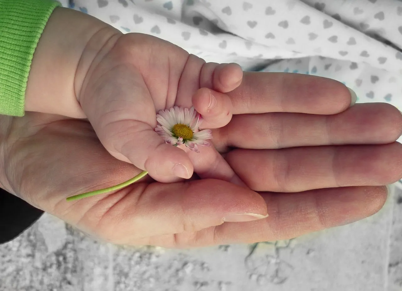 На Сахалине опекуны и родители одиночки смогут претендовать на дополнительный отпуск Депутаты облдумы Елена Касьянова и Александр Болотников направят в Госдуму инициативу о дополнительном отпуске для ухаживающих за инвалидами работников и работающих мам одиночек Законодатели предлагают внести изменения в ст 128 и 263 ТК РФ Сейчас отпуск для работников ухаживающих за ребёнком инвалидом до 18 лет и родственником инвалидом I группы может быть предусмотрен только коллективным договором Депутаты же предлагают закрепить обязанность работодателя его предоставлять Кроме того авторы инициативы хотят устранить неравенство сейчас право на отпуск есть у одиноких отцов и вдовцов но не у разведённых женщин и вдов их по закону не считают одинокими матерями Комитет по социальной политике единогласно поддержал инициативу Документ примут на ближайшем заседании облдумы затем направят в Госдуму Подробнее   astv ru jsw3gs utm tg   Прислать новость Подписывайся на нас MAX Telegram WhatsApp ВК