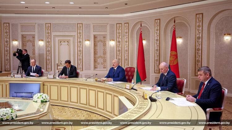 Президент Беларуси Александр Лукашенко во Дворце Независимости сегодня встретился с главой Республики Мордовия Российской Федерации Артемом Здуновым Во время встречи Глава государства отметил что нынешняя уже вторая его встреча с руководителем российского региона дает возможность наметить новые планы рубежи двустороннего сотрудничества тем более что совместная работа выстроена уже неплохо и есть перспективы взаимодействия Также Глава государства предложил сделать акцент на совместной работе в сфере кинопроизводства Вы умеете это делать Мы бы были очень заинтересованы в обмене опытом и помощи кадровой Мы большое внимание сейчас уделяем кинематографии Кино важнейшее из искусств как говорил когда то классик сказал белорусский лидер