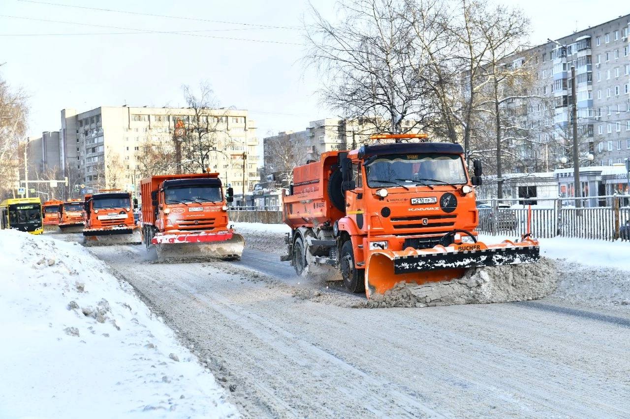 Уважаемые ярославцы!  Согласно данным Ярославского центра по гидрометеорологии и мониторингу окружающей среды, в выходные ожидается снегопад. Работники предприятия Горзеленхозстрой готовы к ухудшению погодных условий.    На дежурство выйдут 44 коммунальные дорожные машины, 21 тракторная щетка. Специалисты продолжают обработку тротуаров и пешеходных зон вручную и с помощью пескоразбрасывателей.  Просим вас быть внимательными на дорогах и соблюдать требования Правил дорожного движения.   #мэрия_ярославль #уборкагорода_ярославль