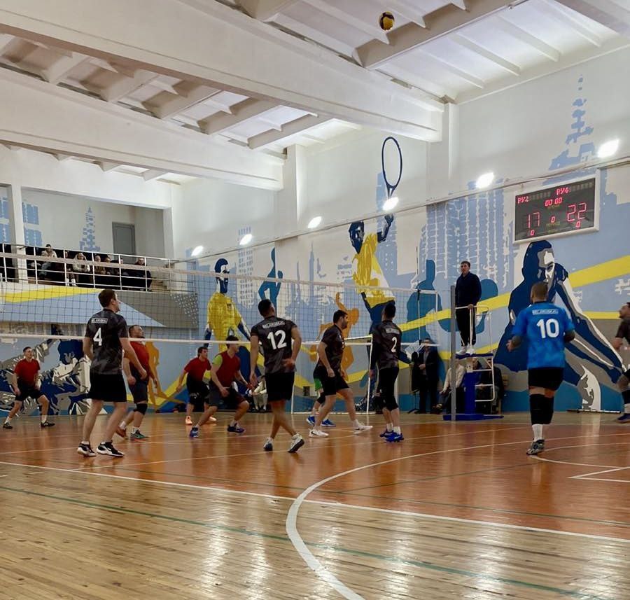 С 3 по 5 февраля в спортзале ИЛК проходят зачетные соревнования по волейболу среди основных структурных подразделений Беларуськалия Результаты вчерашних игр 1 РУ 4 РУ победа 1 РУ со счетом 3 2 3 РУ 2 РУ сильнейшими были игроки 3 РУ счет 3 1 Расписание 4 февраля 18 30 1 РУ 2 РУ 19 30 4 РУ 3 РУ 5 февраля 19 30 2 РУ 4 РУ 20 30 1 РУ 3 РУ Приходите поддержать команды