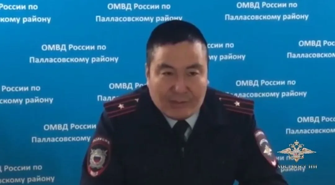 Министр внутренних дел РФ генерал полиции Владимир Колокольцев наградил старшего участкового уполномоченного полиции ОУУПиПДН Отдела МВД России по Палласовскому району майора полиции Эльдара Искаринова медалью МВД России За смелость во имя спасения сообщила официальный представитель МВД Ирина Волк В декабре мужчина спас людей заблудившихся в заснеженной степи Во время снежного бурана полицейский пошел пешком указывая дорогу водителю спецтранспорта Таким образом он прошел семь километров по морозу Подписаться Перейти на сайт MAX
