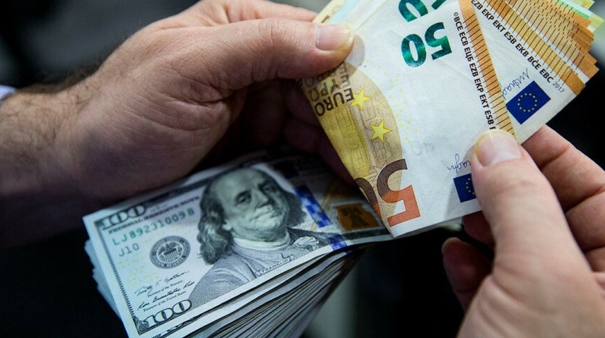 В Узбекистане задержали контрабандиста с миллиардом сумов при попытке вывоза в Казахстан В Узбекистане возбуждено уголовное дело против мужчины который пытался незаконно вывезти в Казахстан почти 1 млрд сумов в валюте передает ArbatMedia Как сообщили в Службе государственной безопасности нарушитель перевозил крупную сумму поэтапно разделяя её на мелкие партии При этом он не оформлял необходимую таможенную декларацию что является нарушением действующего законодательства Имя задержанного не разглашается на опубликованных фото можно рассмотреть пачки наличных в долларах США евро и тенге Согласно правилам вывоза наличных из Узбекистана сумма до 70 миллионов сумов может быть вывезена без декларации а при наличии декларации не более 100 миллионов Прислать новость