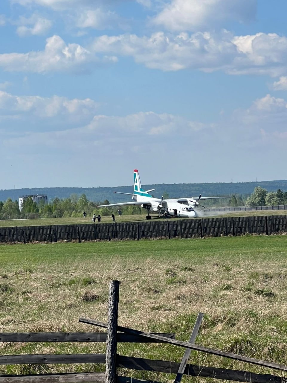 Самолёт выкатился за пределы взлётной полосы в Киренске Иркутской области. Во время посадки у пассажирского АН-24 подломилась стойка шасси. По предварительным данным, обошлось без пострадавших. На месте работают экстренные службы. Регнум