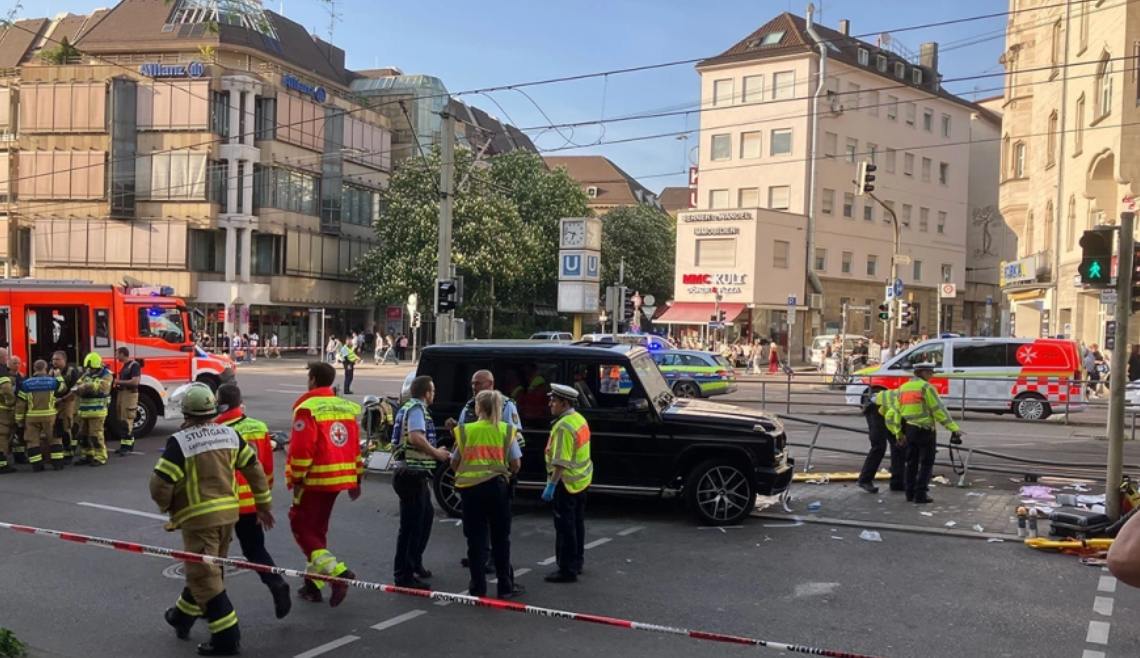 Автомобиль Mercedes Gelandewagen врезался в людей в немецком Штутгарте, по данным полиции, пострадали три человека, передает T-online. Водитель задержан. Инцидент произошел возле трамвайной остановки, место аварии оцеплено, в полиции не исключили, что пострадавших может быть больше, пишет Focus. В спасательной службе заявили о «несчастном случае», при этом полиция не стала комментировать эту версию, указывает издание. Следить за новостями РБК в Telegram
