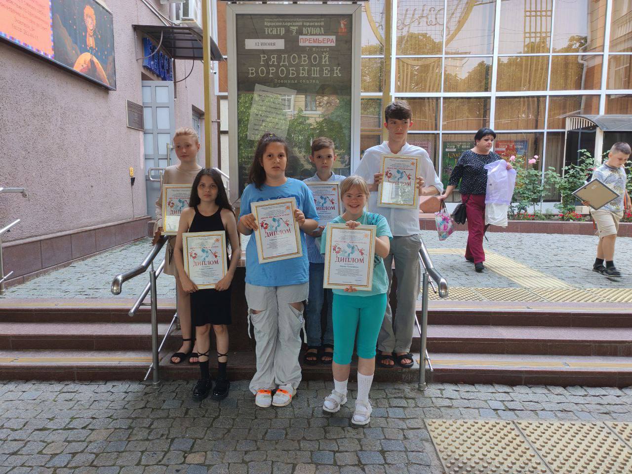 В краевой столице прошёл фестиваль «Вместе мы сможем больше» Более 100 талантливых ребят со всего края, в том числе 9 юных дарований из города-героя, собрались на фестиваль творчества детей с инвалидностью и их сверстников. Министр культуры Кубани Виктория Лапина вручила участникам подарки, подчеркнув: каждый ребёнок уникален, и важно помогать ему раскрыть свои способности. Новороссийские ребята вместе со всеми участвовали в мастер-классах, играли с аниматорами и с восторгом смотрели спектакль театра кукол. Фестиваль вновь доказал: когда мы вместе, нет ничего невозможного! #ВместеМыСможемБольше