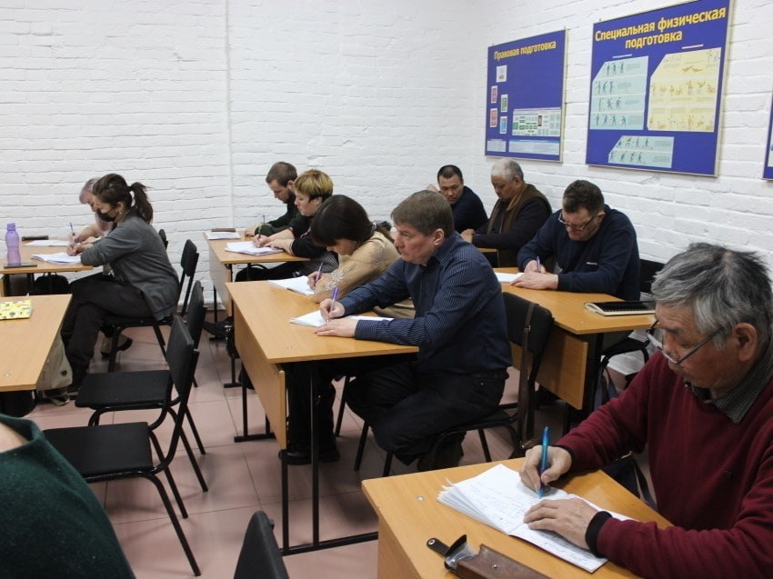 Более 700 забайкальцев получили профессию благодаря нацпроекту Кадры Бесплатное переобучение по востребованным на рынке труда профессиям прошли в 2025 году более 700 забайкальцев Как сообщили в Центре занятости населения Забайкальского края продолжительность программ от 2 недель до 3 месяцев В Забайкальском крае продолжается реализация федерального проекта Активные меры содействия занятости национального проекта Кадры Жители Читы и районов Забайкалья состоящие на учете как безработные могут бесплатно получить дополнительное профессиональное образование или пройти переобучение по востребованным на рынке труда специальностям Обучение может быть очным очно заочным с применением электронного обучения и дистанционных технологий рассказали в краевом центре занятости населения На 2026 год уже утвержден федеральный перечень состоящий из 213 востребованных на рынке труда профессий должностей специальностей для организации профессионального обучения и дополнительного образования граждан Особое внимание в нем уделено образовательным программам рекомендованным для обучения ветеранам боевых действий принимавшим участие в СВО Отмечается что у ветеранов спецоперации есть приоритетное право на бесплатное обучение по нацпроекту Кадры Конечная цель организации обучения это трудоустройство граждан Для участия в обучении необходимо подать заявку на Единой цифровой платформе в сфере занятости и трудовых отношений Работа в России   trudvsem ru  Напомним 28 января 2026 года в Забайкальском крае пройдет ярмарка вакансий Единый день трудоустройства участников СВО Более 100 работодателей региона предложат свои вакансии для трудоустройства В муниципальных образованиях края мероприятия пройдут на базе районных отделов центра занятости в Чите ярмарка будет проходить на базе регионального филиала фонда Защитники Отечества по адресу ул Журавлева 55   Подписывайтесь TG VK MAX