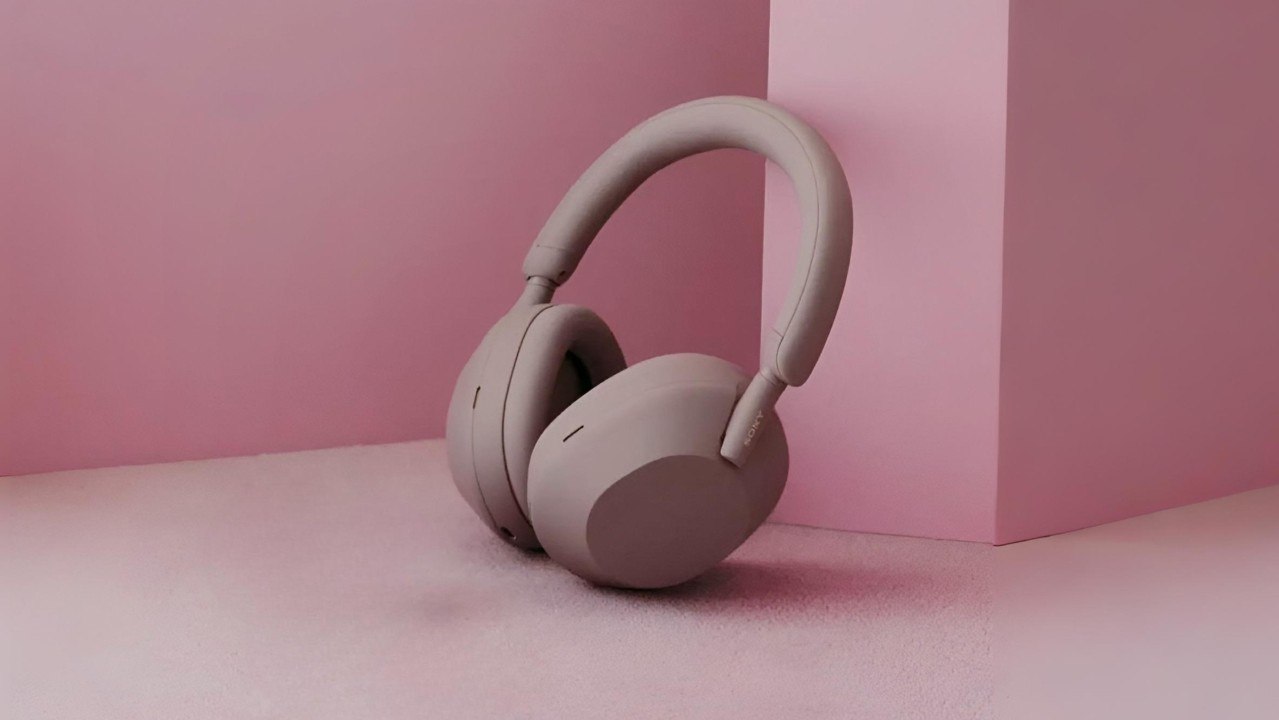 Новые флагманские наушники Sony уже на подходе В испанском Amazon появились ещё не анонсированные Sony WH-1000XM6, но оперативно пропали. Они вернутся к складной конструкции и получат 12 микрофонов и новый процессор для шумоподавления. Анонс флагманской гарнитуры должен состояться в ближайшее время — сертификация уже пройдена. rozetked.me/news/39091