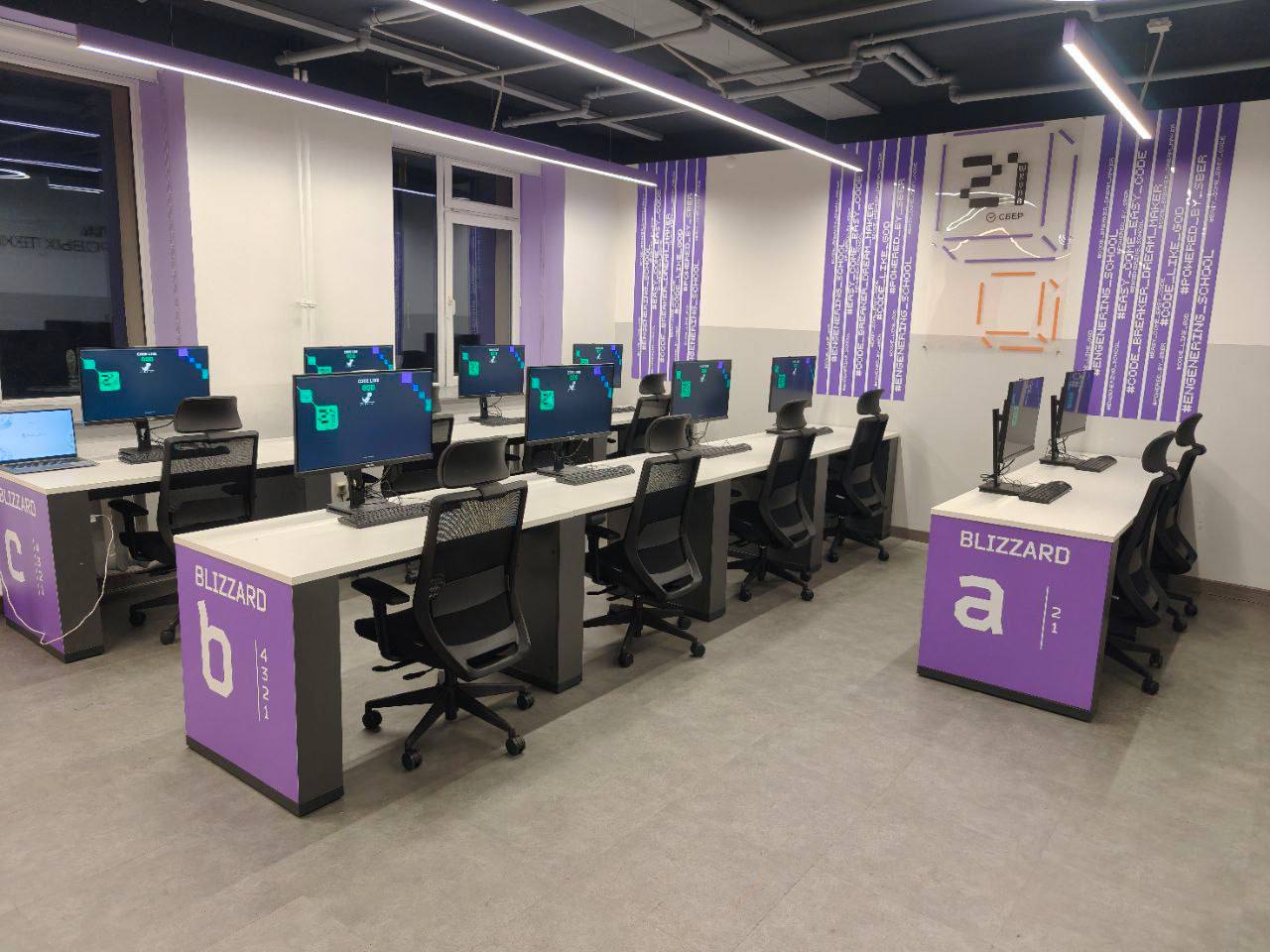 На Чукотке стартует второй отбор в Школу 21 готовим IT специалистов для развития региона Сегодня в Чукотском многопрофильном колледже начинается отборочный этап в Школу 21 образовательный проект Сбербанка который реализуется в стране по поручению Президента России Владимира Путина Для проекта в колледже оборудован специальный компьютерный класс где участники в течение 14 дней будут проходить интенсивное обучение Уже поступила 21 заявка от жителей округа Проект дает уникальную возможность бесплатно освоить современные IT профессии не выезжая за пределы Чукотки В этом году доступно 12 направлений включая три новых проджект менеджмент UX UI дизайн и биоинформатику Эти специальности особенно востребованы в цифровой экономике и позволяют работать с управлением проектами созданием интерфейсов и анализом данных Обучение полностью бесплатное и доступно для всех совершеннолетних жителей округа независимо от предыдущего образования и места работы Для участия необходимо зарегистрироваться на сайте Школы 21 Подписывайтесь на мой канал в MAX