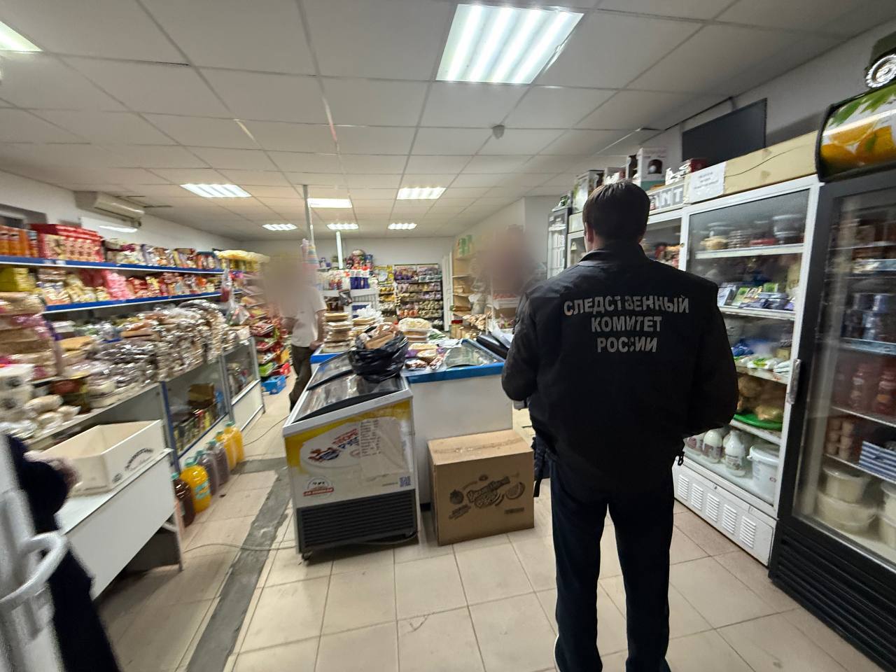 В Магасе задержали подозреваемого в похищении человека в Яндаре В Магасе сотрудники правоохранительных органов задержали местного жителя, подозреваемого в похищении 28-летнего мужчину группой лиц в сельском поселении Яндаре. Об этом газете «Ингушетия» сообщили в СУ СКР по региону. По данным следствия, 10 мая 2025 года не менее шести человек, вооружённых огнестрельным оружием, похитили 28-летнего жителя республики возле продуктового магазина на улице Орджоникидзе в сельском поселении Яндаре Назрановского района. После нападения злоумышленники скрылись с места преступления. В ходе оперативно-розыскных мероприятий следователям и криминалистам удалось установить причастность одного из участников преступления. В тот же день, 10 мая, подозреваемый был задержан и доставлен в следственный отдел для допроса. В настоящее время его задержание оформлено в соответствии со статьями 91–92 УПК РФ. В ближайшее время ему планируется предъявить обвинение по пунктам «а», «в», «г» части 2 статьи 126 УК РФ похищение человека группой лиц по предварительному сговору с применением насилия и оружия . Следствие также намерено ходатайствовать об избрании меры пресечения в виде заключения под стражу. Потерпевший был обнаружен и госпитализирован в медицинское учреждение Назрани с множественными телесными повреждениями. Его состояние оценивается как стабильное. В Следственном комитете подчеркнули, что расследование продолжается: проводятся экспертизы, устанавливаются личности других участников преступления. Ход дела взят на личный контроль руководителем следственного управления СК РФ по Республике Ингушетия. ПОДПИСАТЬСЯ ПРЕДЛОЖИТЬ НОВОСТЬ
