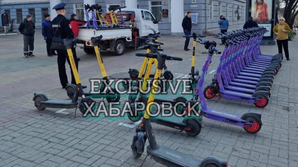 Запрет на самокаты введен с сегодняшнего дня в центре Хабаровска Временный запрет будет действовать 7 и 9 мая Во время генеральной репетиции и самого Парада Победы 7 и 9 мая в центральной части Хабаровска запретят передвижение на всех средствах индивидуальной мобильности. Под запрет попадают электросамокаты, велосипеды, гироскутеры и самокаты — как арендованные, так и личные. В Госавтоинспекции пояснили, что такие устройства представляют дополнительную опасность на дороге, особенно в условиях массовых мероприятий: ими управляют как подростки, так и взрослые, не всегда хорошо знающие ПДД. Хабаровчан и гостей города просят с пониманием отнестись к ограничениям и временно отказаться от использования подобных средств передвижения. Присылайте интересный контент в наш бот У нас всегда только эксклюзив ПОДПИСАТЬСЯ