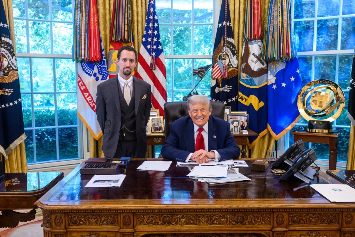 Заканчивая тему статистики, следует отметить, что вчера вечером Трамп номинировал нового человека на должность главы Bureau of Labor Statistics  BLS  — экономиста И. Дж. Анто́ни. После утверждения в Сенате он заменит на этом посту Уильяма Вятровски.   Примечательно, что в 2019 Вятровски уже был исполняющим обязанности BLS целых 8 месяцев, так как процедура утверждения нового главы ведомства тогда сильно затянулась. Сейчас у Трампа проблем с Сенатом быть не должно, поэтому очень вероятно, что следующий отчет по рынку труда подготовит уже новый глава, который на все 100% будет «человеком Донни».     Отсюда следует, что все макроэкономические отчеты в будущем с большой долей вероятности будут показывать выгодную для Трампа статистику.  P.S. Для всех, кто ещё питает иллюзии «это США, там так не работает», напоминаем, что отчеты по рынку труда за май и июнь оказались завышены в 10 раз  такая «ошибка» произошла впервые в истории; такого не бывало даже в странах типа  Зимбабве времен Роберта Мугабе .